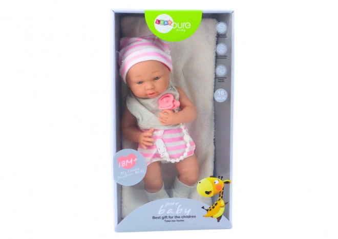 Puppenbaby im weiß-rosa Outfit mit Mütze und Zubehör