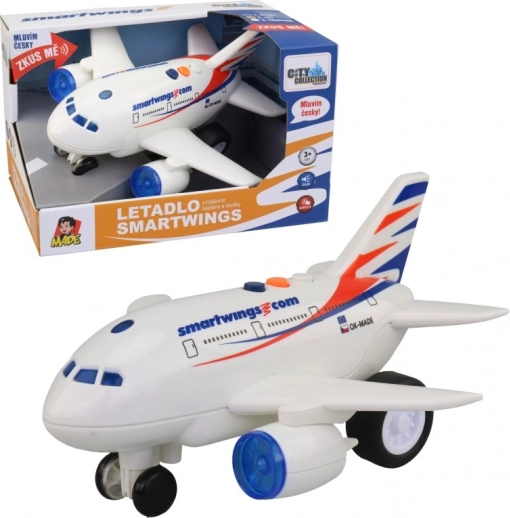 Smartwings Flugzeug mit Ansage von Kapitän und Stewardess