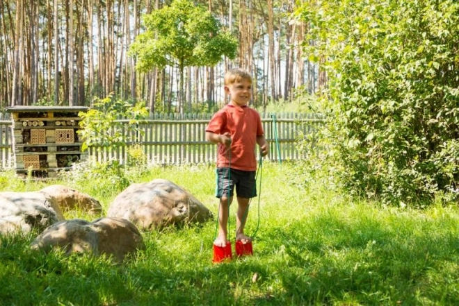 Bunte Plastikstelzen mit Schnur