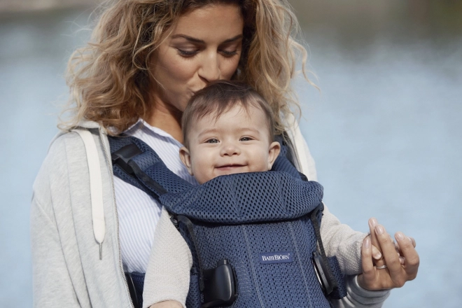 BABYBJÖRN ONE AIR - Babytrage, dunkelblau + Lätzchen für ergonomische Trage One – Blau