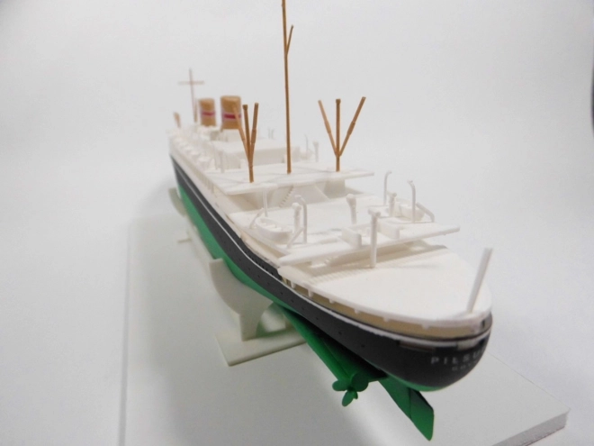 Modellbausatz M/S Piłsudski Polnisches Transatlantikschiff