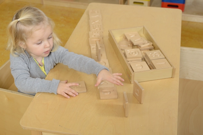 Masterkidz Holzsensorikspielzeug Buchstaben, Zahlen und Formen erkennen