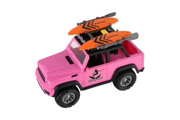Rosa Geländewagen mit Surfbrettern und Lichteffekten