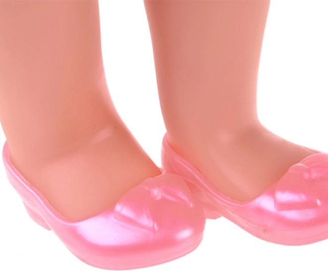 Bewegliche Gliedmaßen und rosa Schühchen