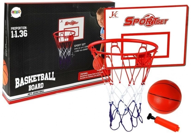 Hängender Basketballkorb mit Ball