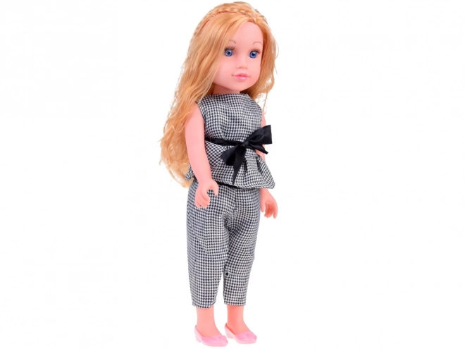Große Puppe mit eleganter Kleidung und langen Haaren