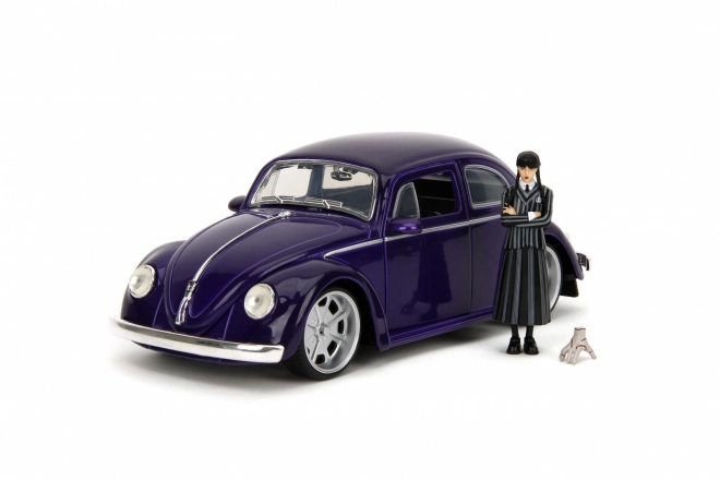 VW Käfer Model 1:24 mit Wednesday Addams Figur