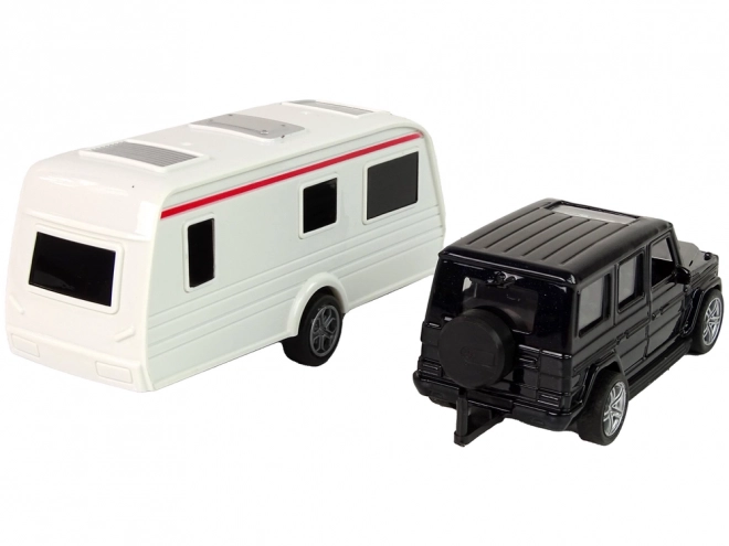 SUV-Modell mit Wohnwagen zum Campen