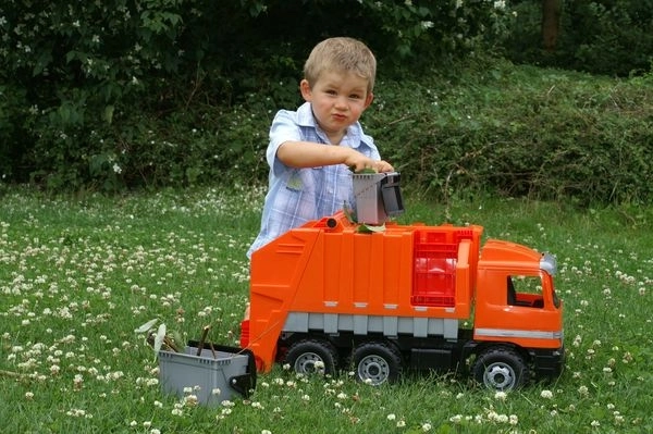 Müllwagen mit Hebecontainer