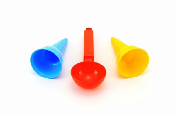 Kreatives Spiel mit „Eiscreme“ aus Sand