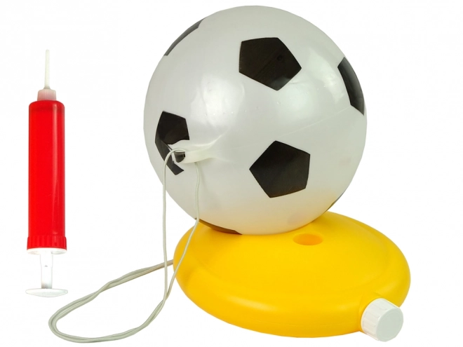 Set mit Fußball auf einer Schnur und Pumpe