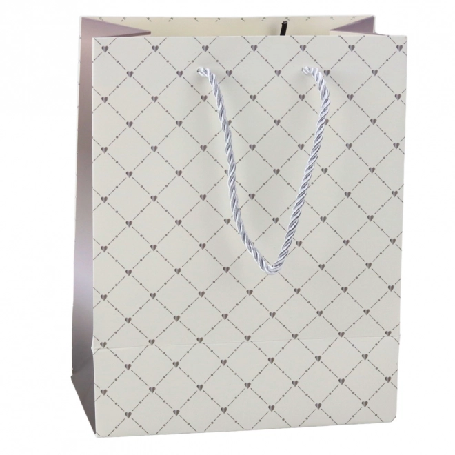 Papiergeschenktüte mit glänzenden Herzchen