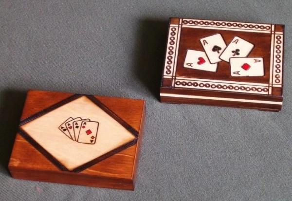 Holzkartenhalter mit klassischen Spielkarten