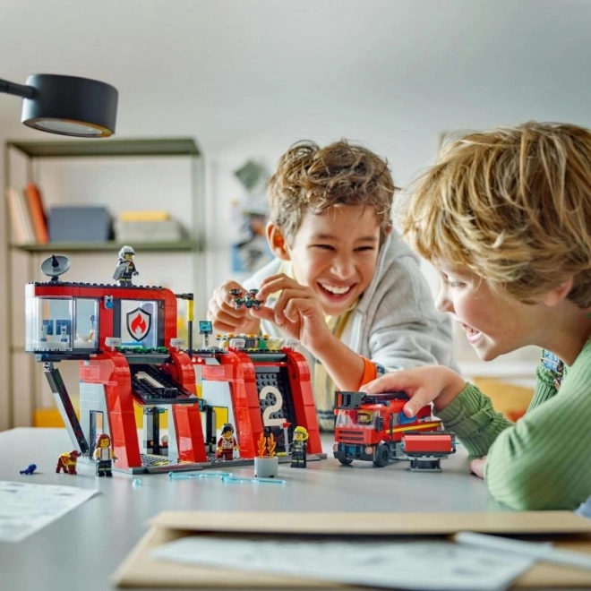 LEGO City Feuerwehrstation mit Feuerwehrauto