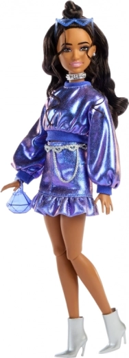 Trendiges blaues Kleid und Accessoires