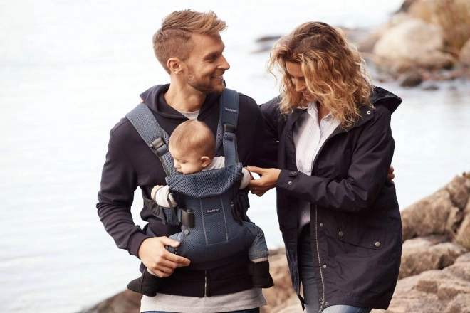 BABYBJÖRN ONE AIR - Babytrage, dunkelblau + Lätzchen für ergonomische Trage One – Blau