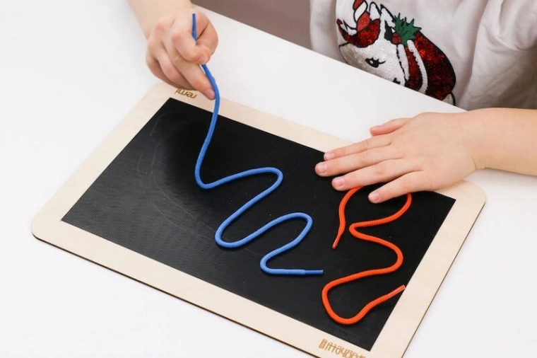 Bunte Schnüre zur Förderung der Feinmotorik