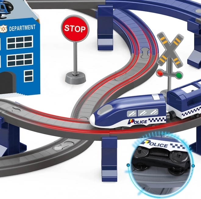 Elektrische Zugbahn mit Polizei- und Autoelementen