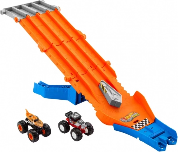 Duell der Monstertrucks auf der mehrspurigen Strecke