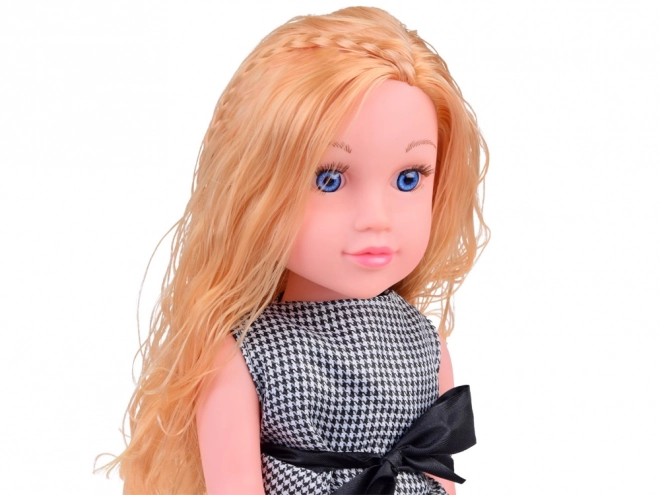Große Puppe mit eleganter Kleidung und langen Haaren
