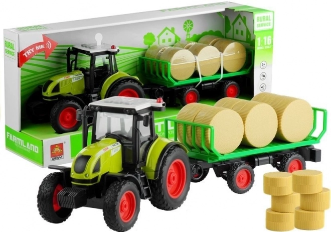 Grüner Traktor mit Anhänger und Heu