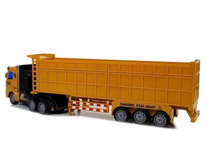 Fernsteuerbarer Gelber LKW mit Großem Anhänger