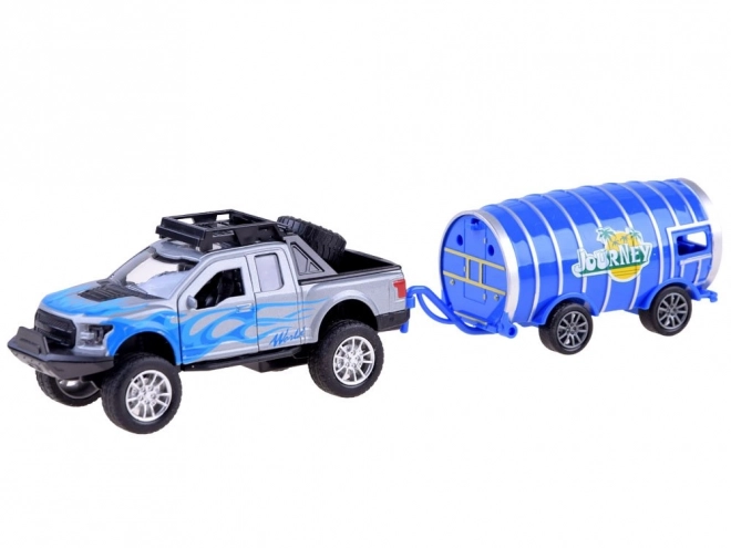 Kleines Pickup mit Anhänger in Fassform