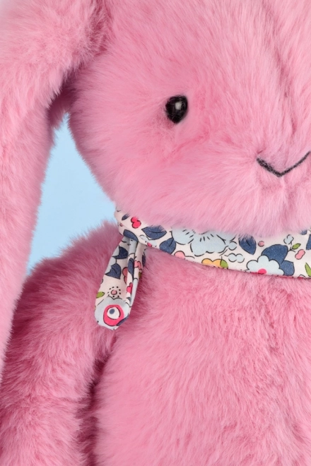 Kuschelweicher Plüschhase mit rosa Halstuch