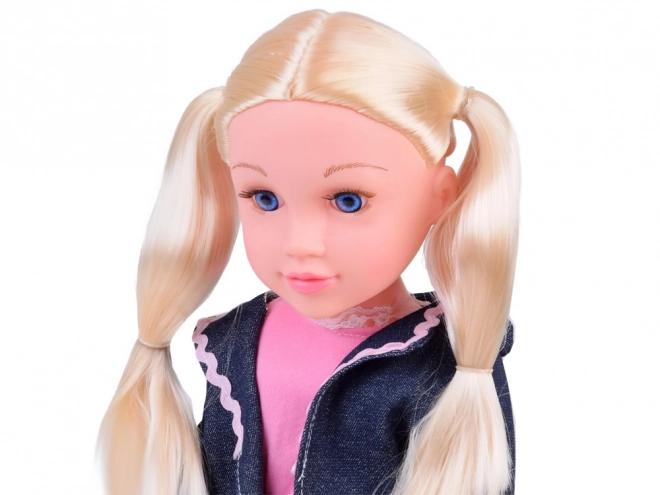 Große Puppe mit eleganter Kleidung und langen Haaren