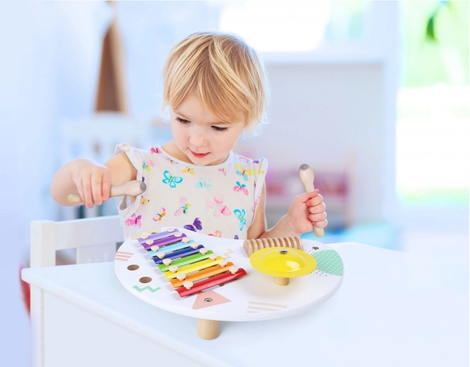 Holztisch mit Musikinstrumenten für Kinder