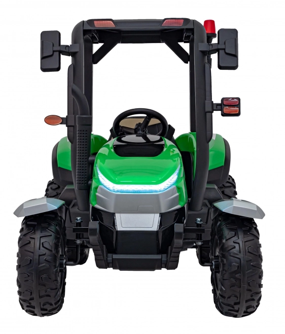 Kindertraktor mit grünem Anhänger