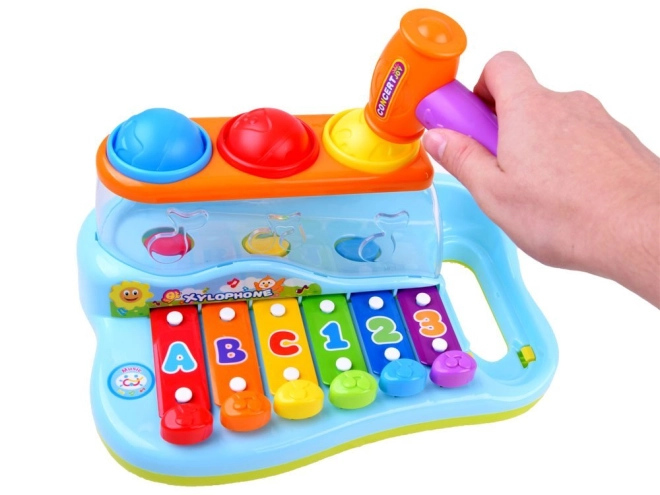 Interaktives Spielzeug mit Bällen und Hammer