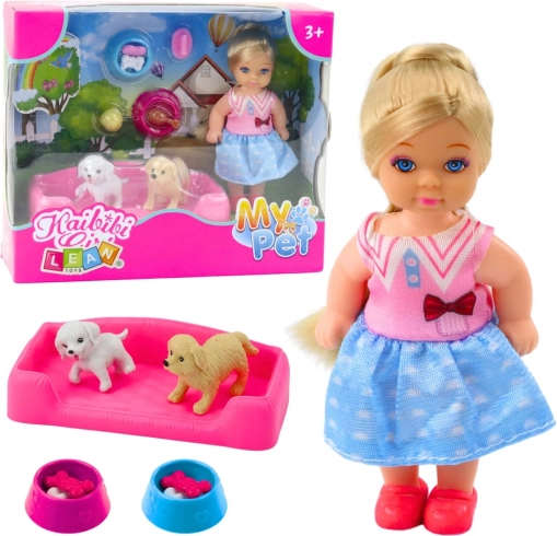 Mini-Puppe mit zwei Hunden und Schüsseln