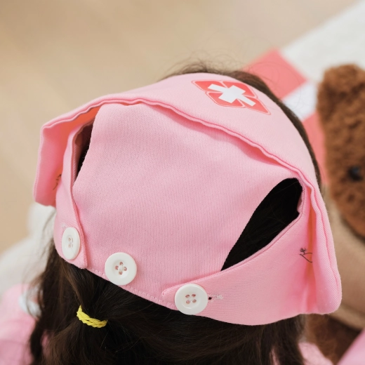 Mütze mit Kreuz für den kompletten Look