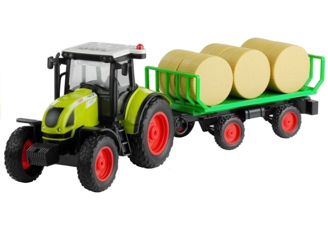 Grüner Traktor mit Anhänger und Heu