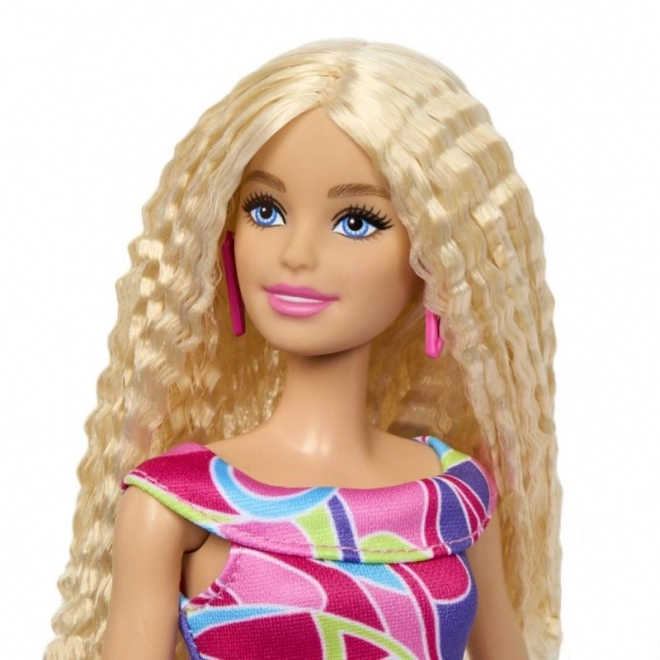 Barbie Model mit farbenfrohem Kleid