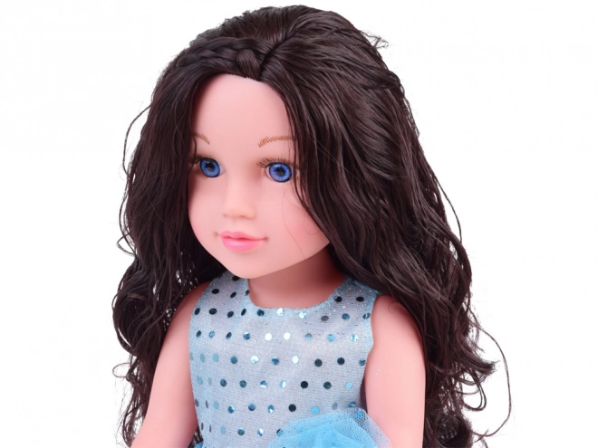 Große Puppe mit eleganter Kleidung und langen Haaren