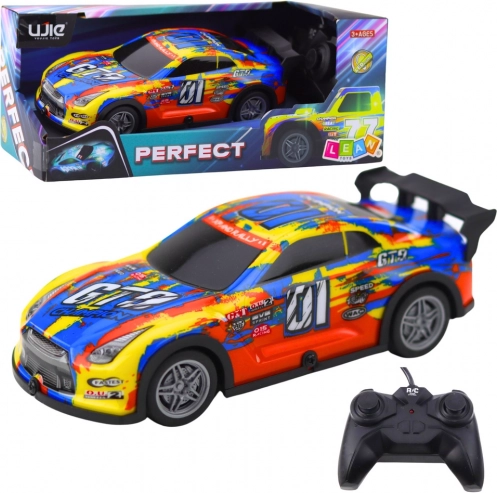 Renn-RC-Auto mit leuchtender Karosserie blau‑gelb