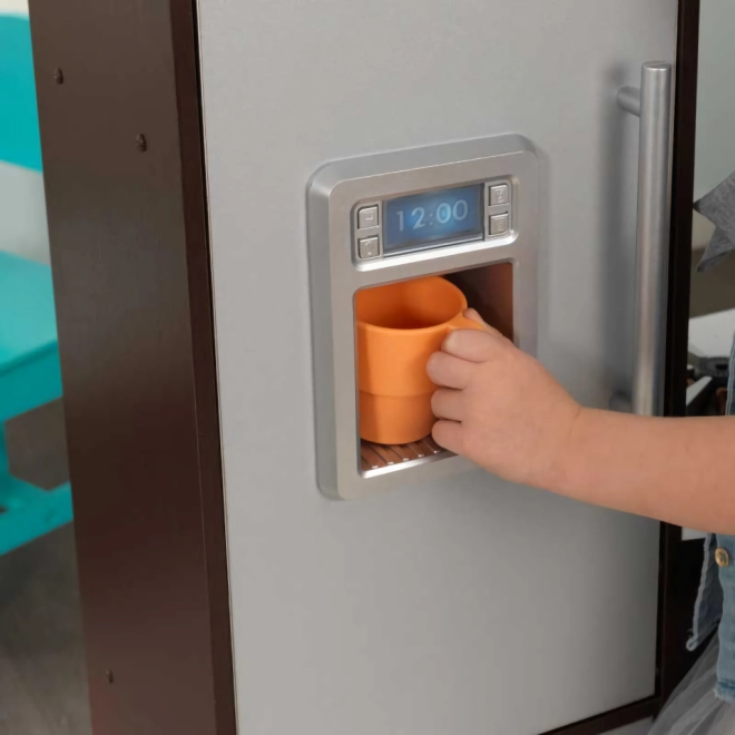 Realistischer Kühlschrank mit Eiswürfelspender
