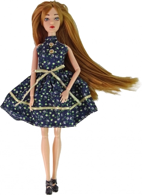 Elegantes Blumenkleid und Accessoires