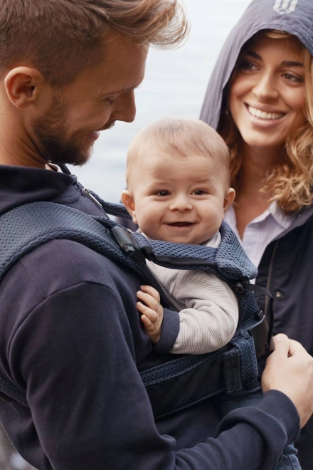 BABYBJÖRN ONE AIR - Babytrage, dunkelblau + Lätzchen für ergonomische Trage One – Blau