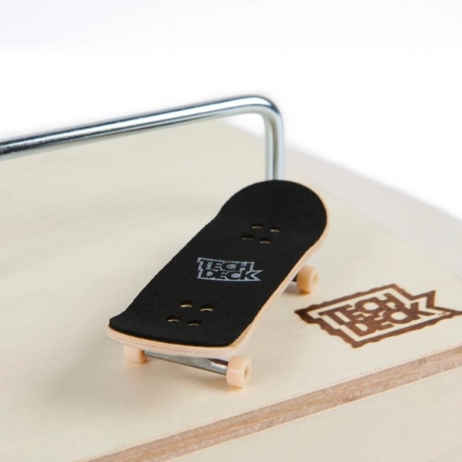 Tech Deck Holzrampe mit Fingerboard