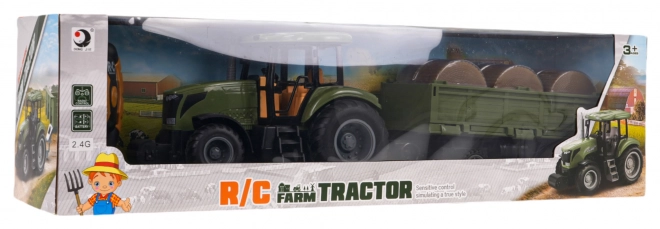 Ferngesteuerter grüner Traktor mit Anhänger