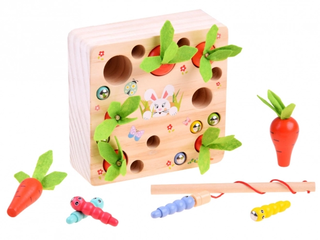 Holzspiel mit Möhren und Würmern