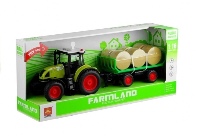 Grüner Traktor mit Anhänger und Heu