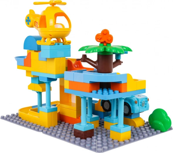 Hubschrauber und Auto mit Öffnungen für Bälle