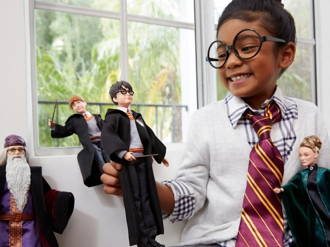 Harry Potter Puppe in Gryffindor Schuluniform mit Zauberstab