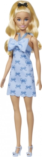 Ikonisches Outfit in Blau mit Schleifen