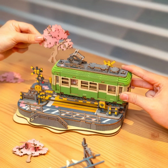 3D Holzpuzzle Japanische Straßenbahn mit Kirschblüten