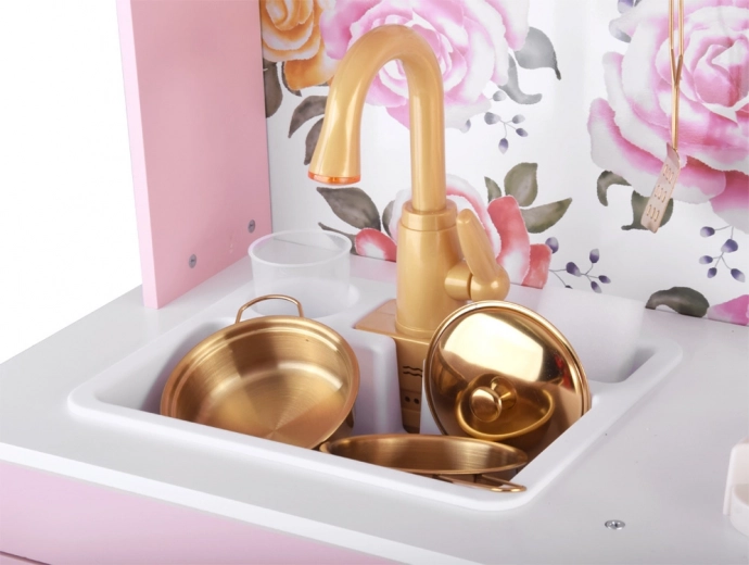 Funktionales Spülbecken mit goldener Armatur